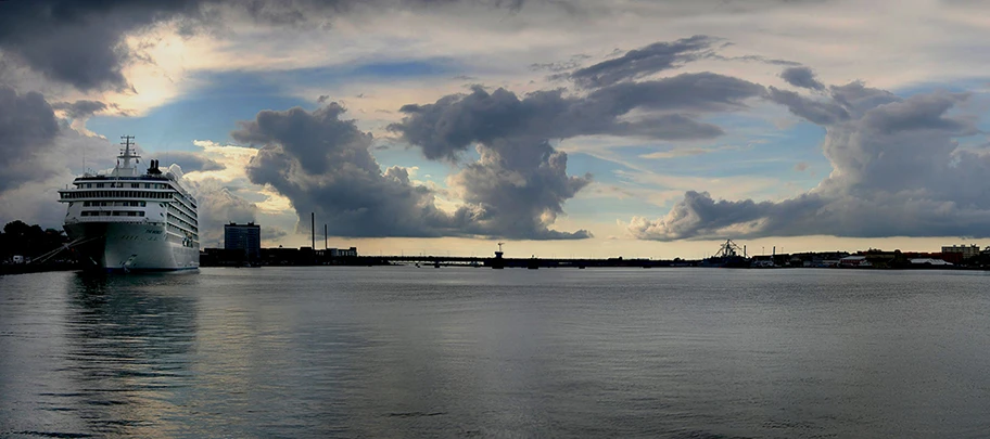 Das Kreuzfahrtschiff «The World» im Hafen von Aalborg, Dänemark.