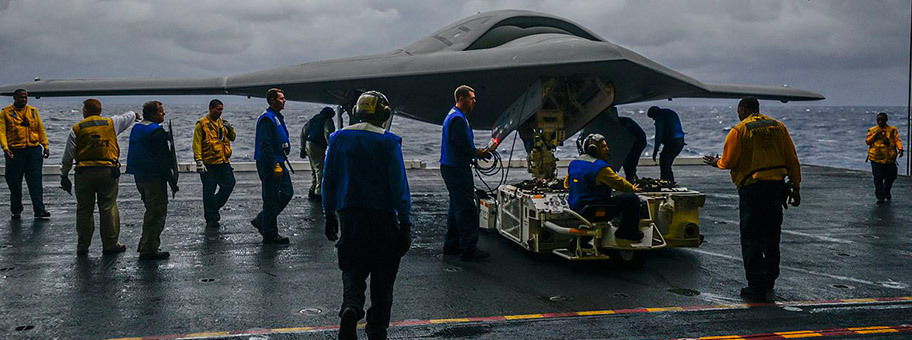 Eine Drohne der US-Luftwaffe vom Typ Northrop Grumman X-47B auf dem Flugzeugträger USS Harry S. Truman.