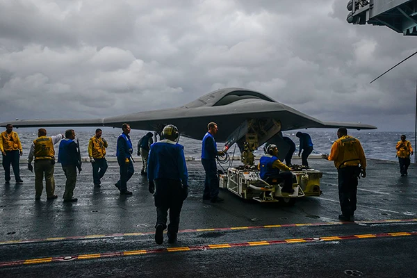 Eine Drohne der US-Luftwaffe vom Typ Northrop Grumman X-47B auf dem Flugzeugträger USS Harry S. Truman.