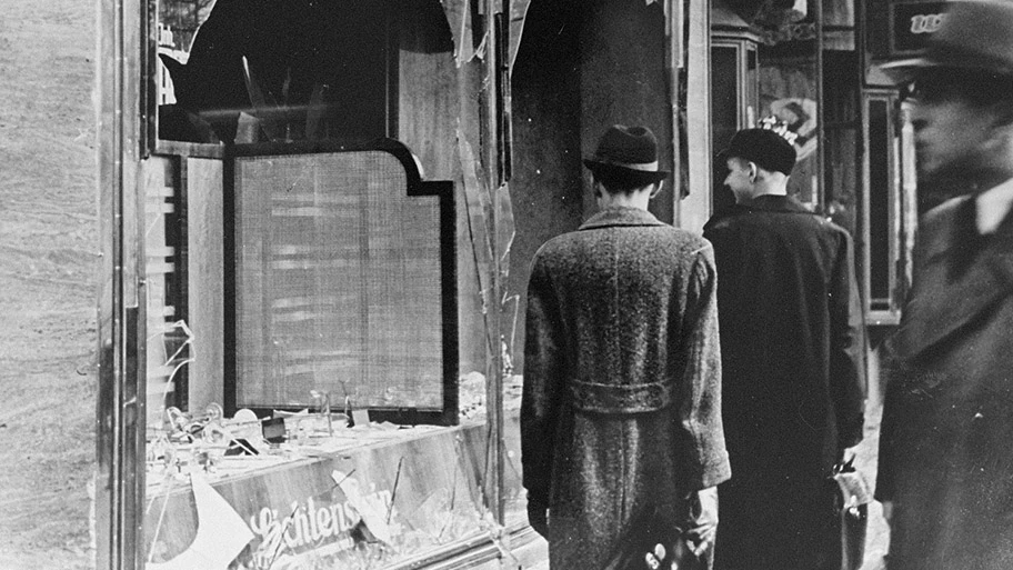 Zerstörtes jüdisches Geschäft am 10. November 1938 nach der Kristallnacht in Berlin.