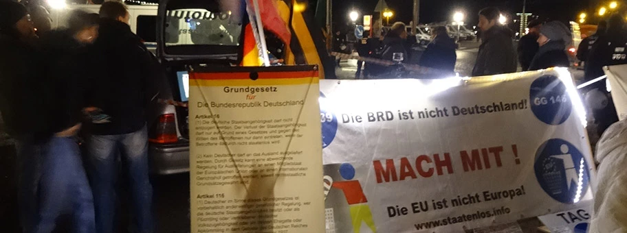 „Mahnwache“ der Reichsbürgerbewegeung (BRD-GmbH-Verschwörung) am Rande des Dresdner Theaterplatzes.