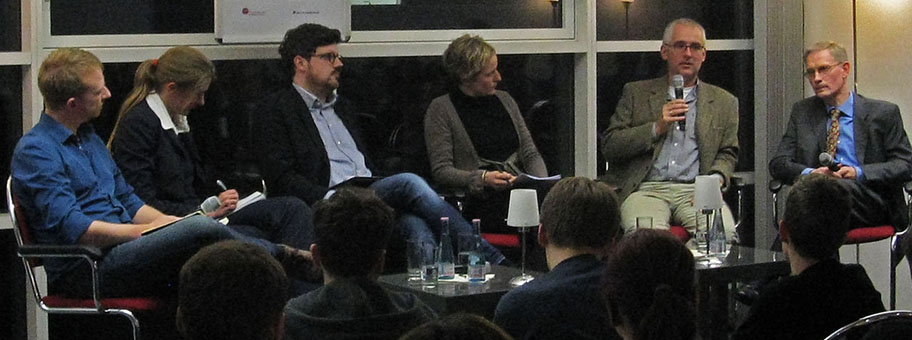 Podiumsdiskusion der Bundeszentrale für politische Bildung Berlin über Erfahrungen in und mit der rechtsextremistischen Szene. Ganz rechts im Bild Dr. Uwe Backes. Dieser hat am Buch „Schatten der Vergangenheit“ mitgeschrieben, in dem auch Jesse seine tollten Thesen über Rechtsextremismus und Antisemitismus vorgestellt hat.