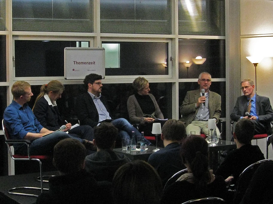 Podiumsdiskusion der Bundeszentrale für politische Bildung Berlin über Erfahrungen in und mit der rechtsextremistischen Szene. Ganz rechts im Bild Dr. Uwe Backes. Dieser hat am Buch „Schatten der Vergangenheit“ mitgeschrieben, in dem auch Jesse seine tollten Thesen über Rechtsextremismus und Antisemitismus vorgestellt hat.