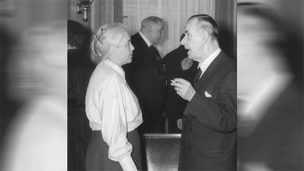 Anna Seghers mit Thomas Mann im Deutschen Nationaltheater in Weimar 15. Juni 1955.