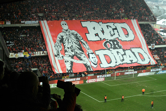 Ultras von Olympique Marseille im Cupfinal von 2006 gegen Paris St. Germain.