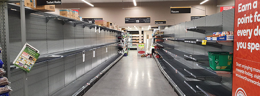 Folgen der Hamsterkäufe auf Toilettenpapier - leere Regale in einem australischen Supermarkt, März 2020.