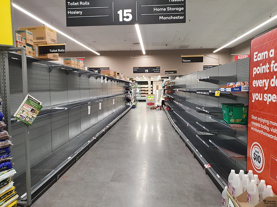 Folgen der Hamsterkäufe auf Toilettenpapier - leere Regale in einem australischen Supermarkt, März 2020.