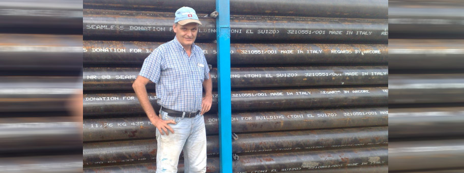 Der Brückenbauer Toni Rüttimann alias «Toni el Suizo» vor gespendeten Metallröhren aus Italien, September 2014.
