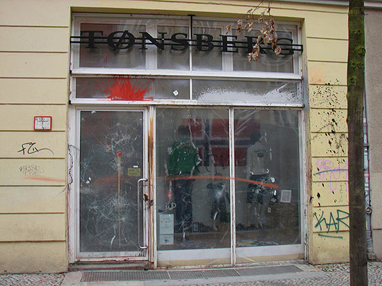 Farbanschlag auf den Tønsberg Laden in Berlin. Der Kleidershop verkauft unter anderem die bei Rechtsextremen äusserst beliebte Klamottenmarke Thor Steinar.