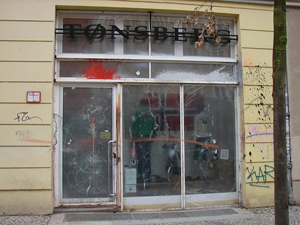 Farbanschlag auf den Tønsberg Laden in Berlin. Der Kleidershop verkauft unter anderem die bei Rechtsextremen äusserst beliebte Klamottenmarke Thor Steinar.