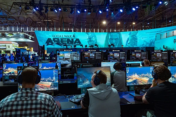 Spieler an der Gamescom 2017 in Köln bei dem Online-Abenteuer «Total War Arena».