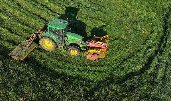 Ein Traktor vom Typ John Deere 6320 mäht Gras in der Nähe von Stična, einem Dorf in der Gemeinde Ivančna Gorica im Südosten Sloweniens.