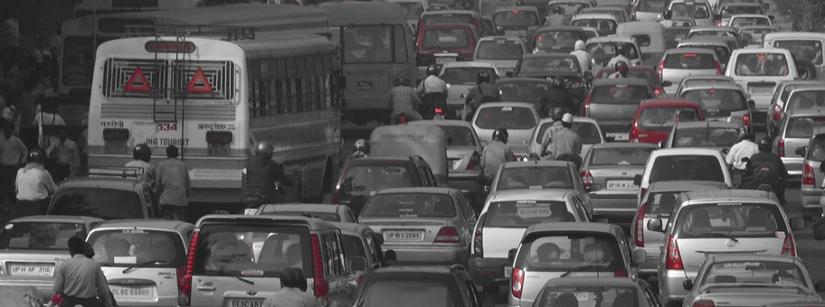 Verkehr in Delhi, Indien.