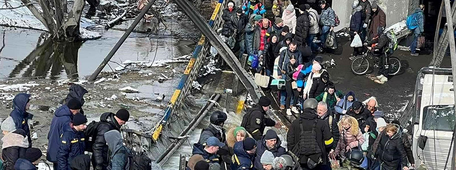 Flüchtlinge auf dem Weg von Irpin nach Kiew, 8. März 2022.