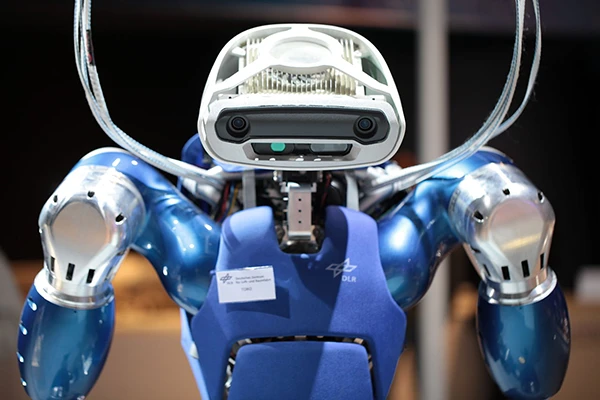 Roboter und Refaschisten.