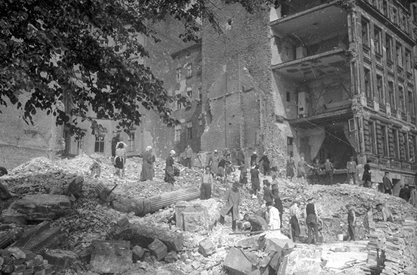 Trümmerfrauen in Berlin, 1945.