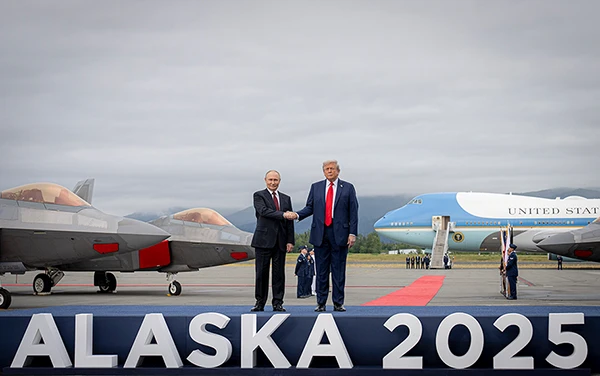 Donald Trump empfängt den russischen Präsidenten Wladimir Putin auf der Joint Base Elmendorf-Richardson in Anchorage, Alaska, am 15. August 2025.