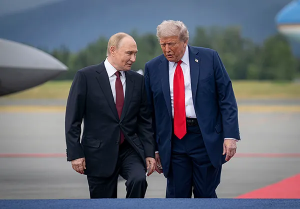 Donald Trump mit dem russischen Präsidenten Wladimir Putin am 15. August 2025 auf der Joint Base Elmendorf-Richardson in Anchorage, Alaska.