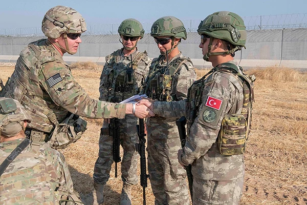 US-Soldaten patrouillieren an der syrischen Grenze mit türkischen Einheiten, Oktober 2019.