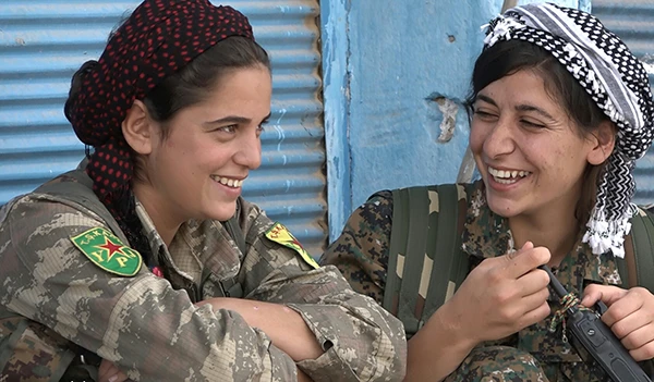 Zwei Kämpferinnen der YPJ.