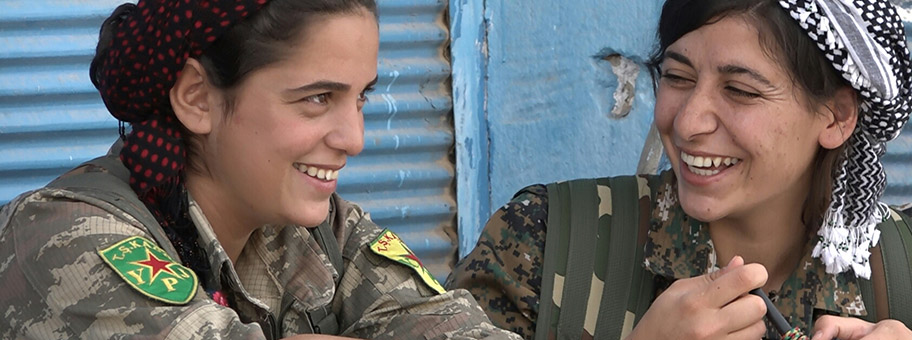 Zwei Kämpferinnen der YPJ.