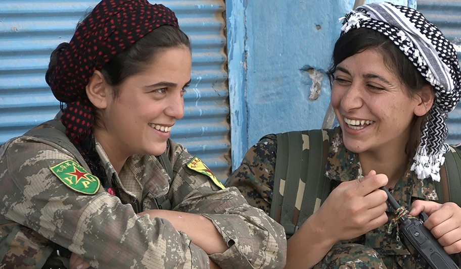 Zwei Kämpferinnen der YPJ.