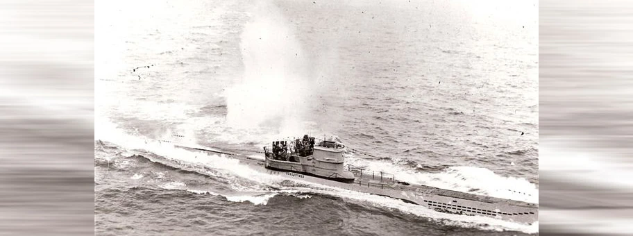 Deutsches U-Boot (U-966) unter Beschuss, November 1943.