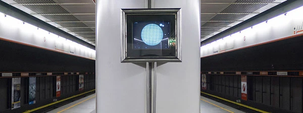 Obdachlose halten sich immer noch gerne auf Bahnhöfen auf. Obwohl man ihnen alles genommen hat, was ihre Anwesenheit am Bahnhof halbwegs erträglich macht. Wien Mitte, Kunst Installation.