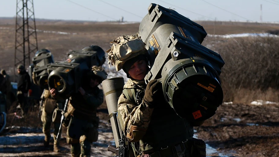 Soldaten der ukrainischen Bodentruppen mit von England gespendetetn Panzerabwehrlenkwaffe (NLAW), September 2022.