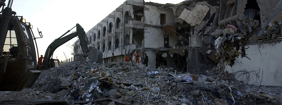 Das zerstörte Bagdader Canal Hotel am 22. August 2003 nach dem Bombenanschlag vom Az-Zarqawi-Netzwerk auf die United Nations Assistance Mission for Iraq.
