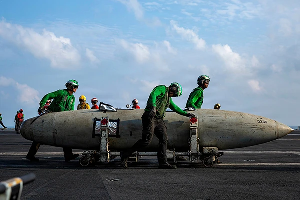 US-Soldaten transportieren während der Operation „Epic Fury“ am 21. März 2026 einen Treibstofftank auf dem Flugdeck des Flugzeugträgers USS Abraham Lincoln.
