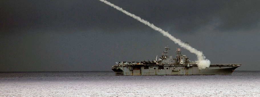 US-Kriegsschiff bei einer militärischen Übung in der Pilippinischen See. Interventionen finden dort statt, wo ein Staat Interessen und Ambitionen anderer im Wege ist.