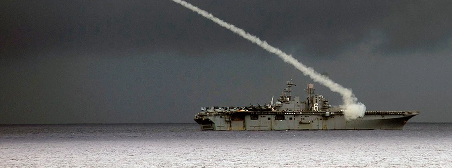 US-Kriegsschiff bei einer militärischen Übung in der Pilippinischen See. Interventionen finden dort statt, wo ein Staat Interessen und Ambitionen anderer im Wege ist.