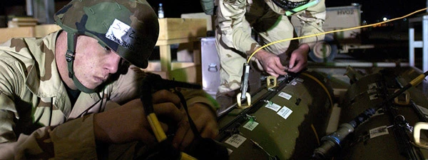 Von Biden freigegeben: Streumunition, hier vom Typ CBU-87, verladen von US-Militärs auf der Edwards Air Force Base in Kalifornien 2003.