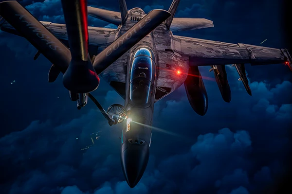 Ein F/A-18F Super Hornet der US-Marine wird während eines Einsatzes zur Unterstützung der Operation Epic Fury über dem Zuständigkeitsbereich des US-Zentralkommandos am 8. März 2026 von einem KC-135 Stratotanker der US-Luftwaffe betankt.