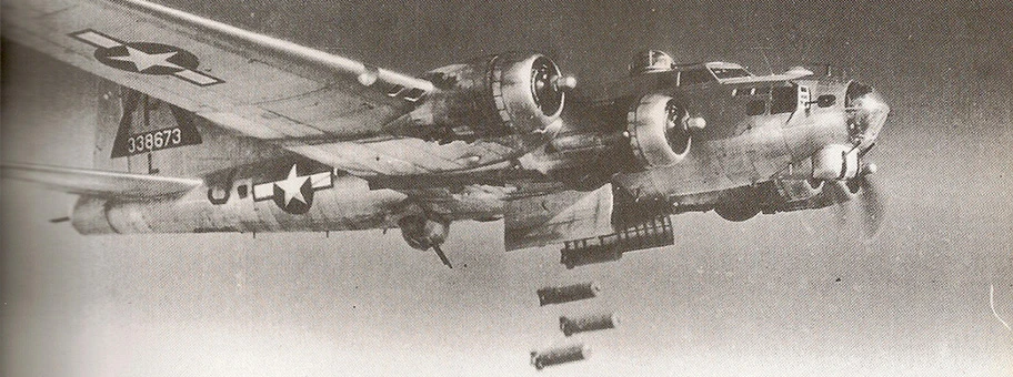 Boeing B-17 der US Army Air Force beim Bombenabwurf über Nürnberg am 31 Januar 1945.
