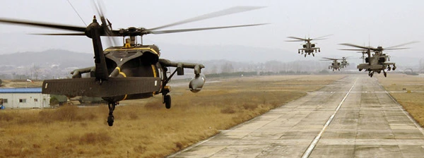 UH-60 Black Hawk und AH-64 Apache Helikopter der US-Armee beim Start von der Militärbasis G510 in Südkorea.