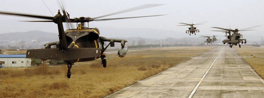 UH-60 Black Hawk und AH-64 Apache Helikopter der US-Armee beim Start von der Militärbasis G510 in Südkorea.