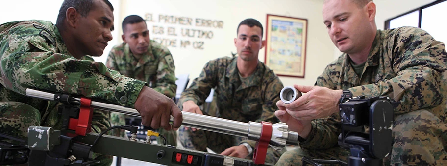 Ausbildung von Kolumbianischen Streitkräften an einem Bombenentschärfungsroboter durch die US-Army.