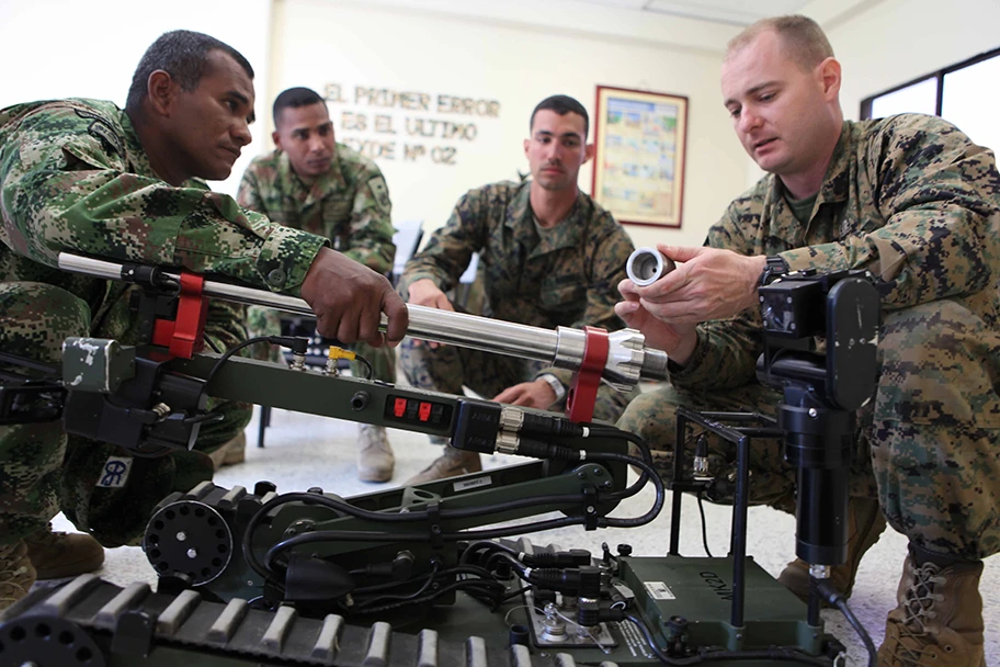 Ausbildung von Kolumbianischen Streitkräften an einem Bombenentschärfungsroboter durch die US-Army.