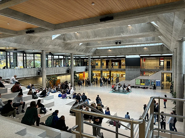 «Vollständig auf den Arbeitsmarkt ausgerichtete Bildungsinstitutionen». Lichthof des Campus Irchel der Universität Zürich.