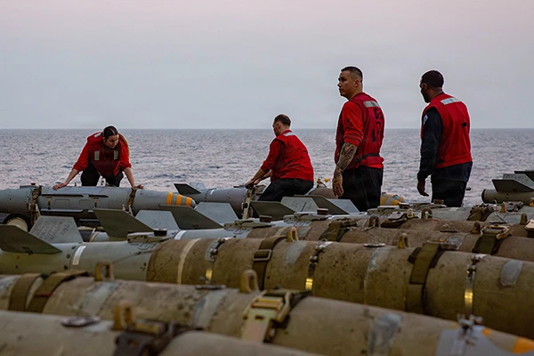 US-Seeleute laden am 27. Februar 2026 im Arabischen Meer Munition auf den Flugzeugaufzug des Flugzeugträgers der Nimitz-Klasse USS Abraham Lincoln.