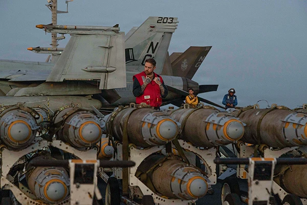 US-Seeleute transportieren Munition auf dem Deck des Flugzeugträgers der Nimitz-Klasse USS Abraham Lincoln (CVN 72) im Arabischen Meer, 27. Februar 2026.