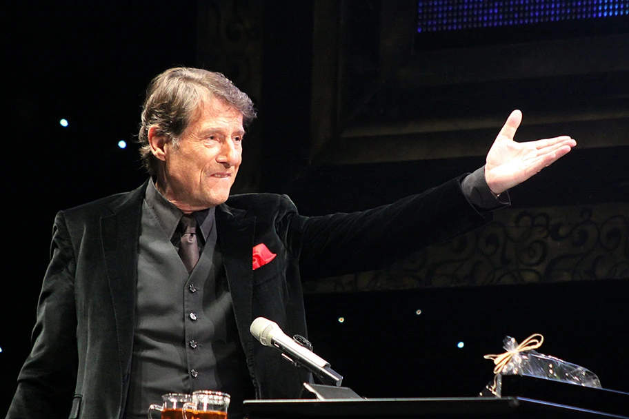 Udo Jürgens bei seinem Auftritt „Der Soloabend 2010“ am 11. September 2010 im Römersteinbruch auf der Bühne der Opernfestspiele von St. Margarethen im Burgenland.