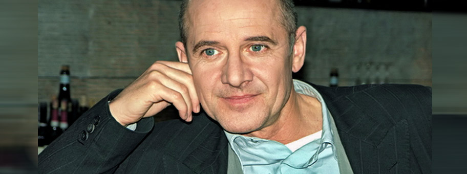Der deutsche Schauspieler Ulrich Mühe spielt in dem Film die Rolle des Vaters von Benny.