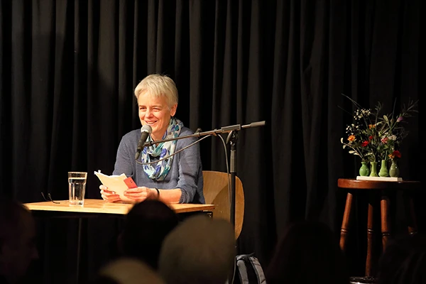 Die Wirtschaftskorrespodentin der TAZ Ulrike Herrmann hält einen Vortrag zum Thema "Deutschland, ein Wirtschaftsmärchen", Dezember 2020.