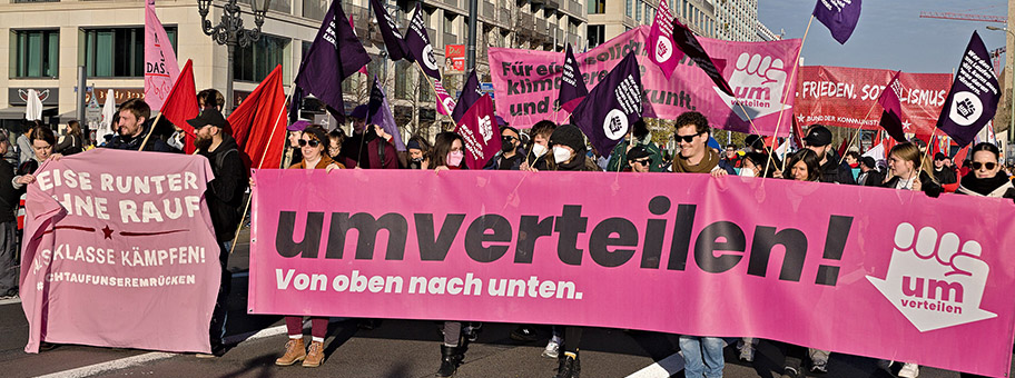 Demonstration für die Umverteilung von Vermögen vom Marx-Engels-Forum über das Finanzministerium und das Willy-Brandt-Haus zum Merhringdamm in Berlin am 12. November 2022.