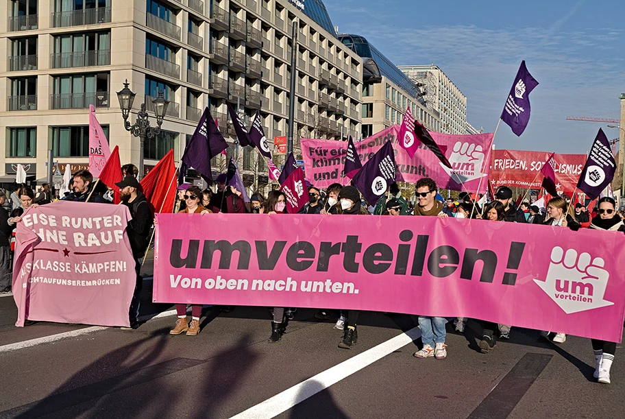 Demonstration für die Umverteilung von Vermögen vom Marx-Engels-Forum über das Finanzministerium und das Willy-Brandt-Haus zum Merhringdamm in Berlin am 12. November 2022.