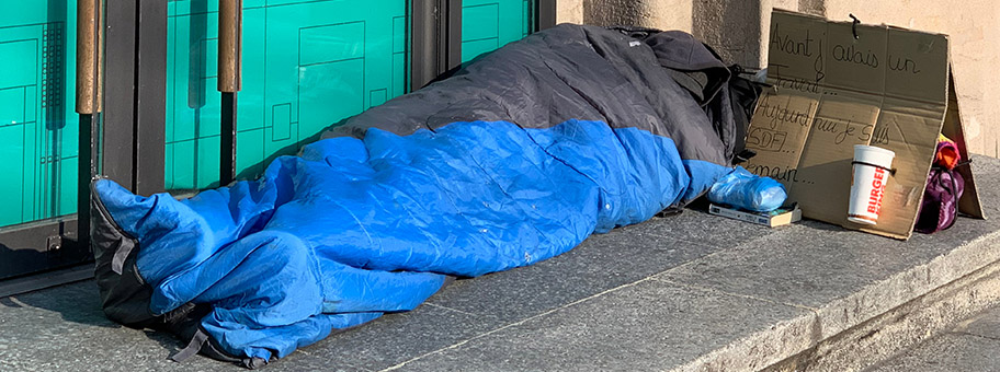 Un_sans-abri_dans_un_duvet_dans_le_centre-ville_de_Lausanne_w.jpg