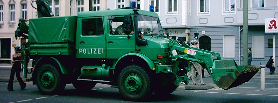 Eine Zugmaschine mit Ladeeinrichtung (Frontlader) auf Basis des Unimog 2150L der Polizei Berlin.